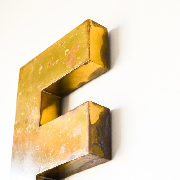 Vintage signage, brass letter 'E' - Picture 2 of 4